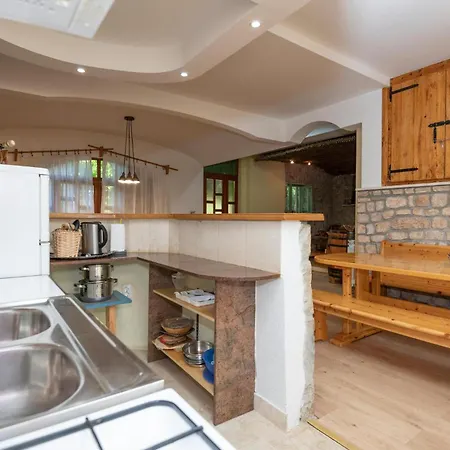 With Fireplace 10 Vikendica