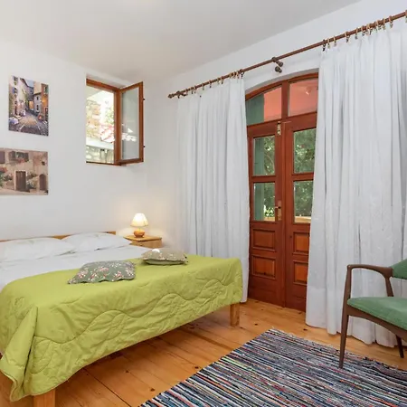 With Fireplace 10 Vikendica